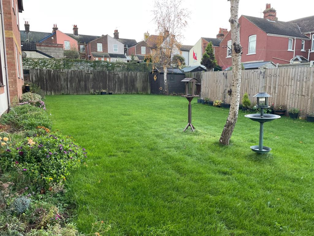 Lot: 99 - VACANT GROUND FLOOR ONE-BEDROOM FLAT IN ESSEX COASTAL TOWN - communal gardens to the rear of the building